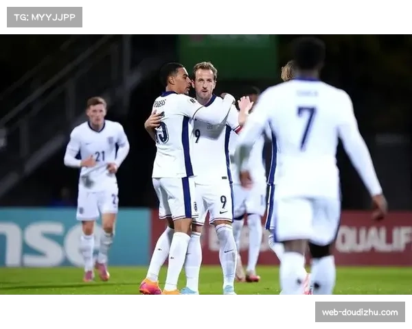 凯恩创纪录后低射破门,与队友击掌拥抱