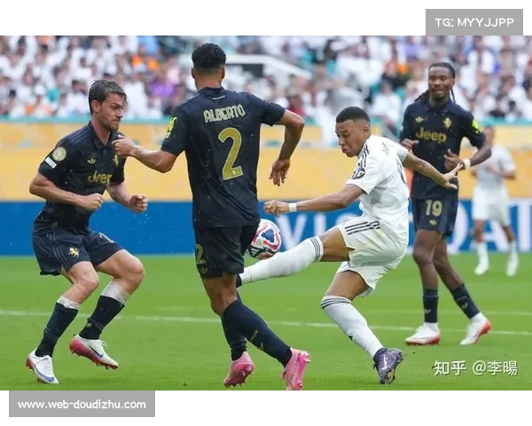 法国锋线三剑客:姆巴佩赛后社媒互动登贝莱图拉姆