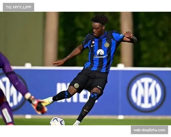 进球后，布伦特福德前锋托尼掀起球衣，展示纪念因病离世父亲的T恤